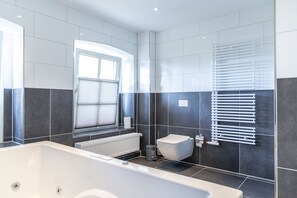 Ducha, toallas y papel higiénico