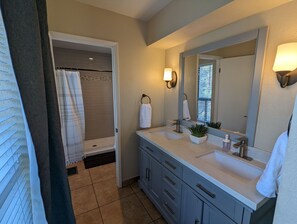 Combined shower/bathtub, hair dryer, towels, soap - Sedona 4BR • Red Rock Views • Deck + Game Room (Sedona)