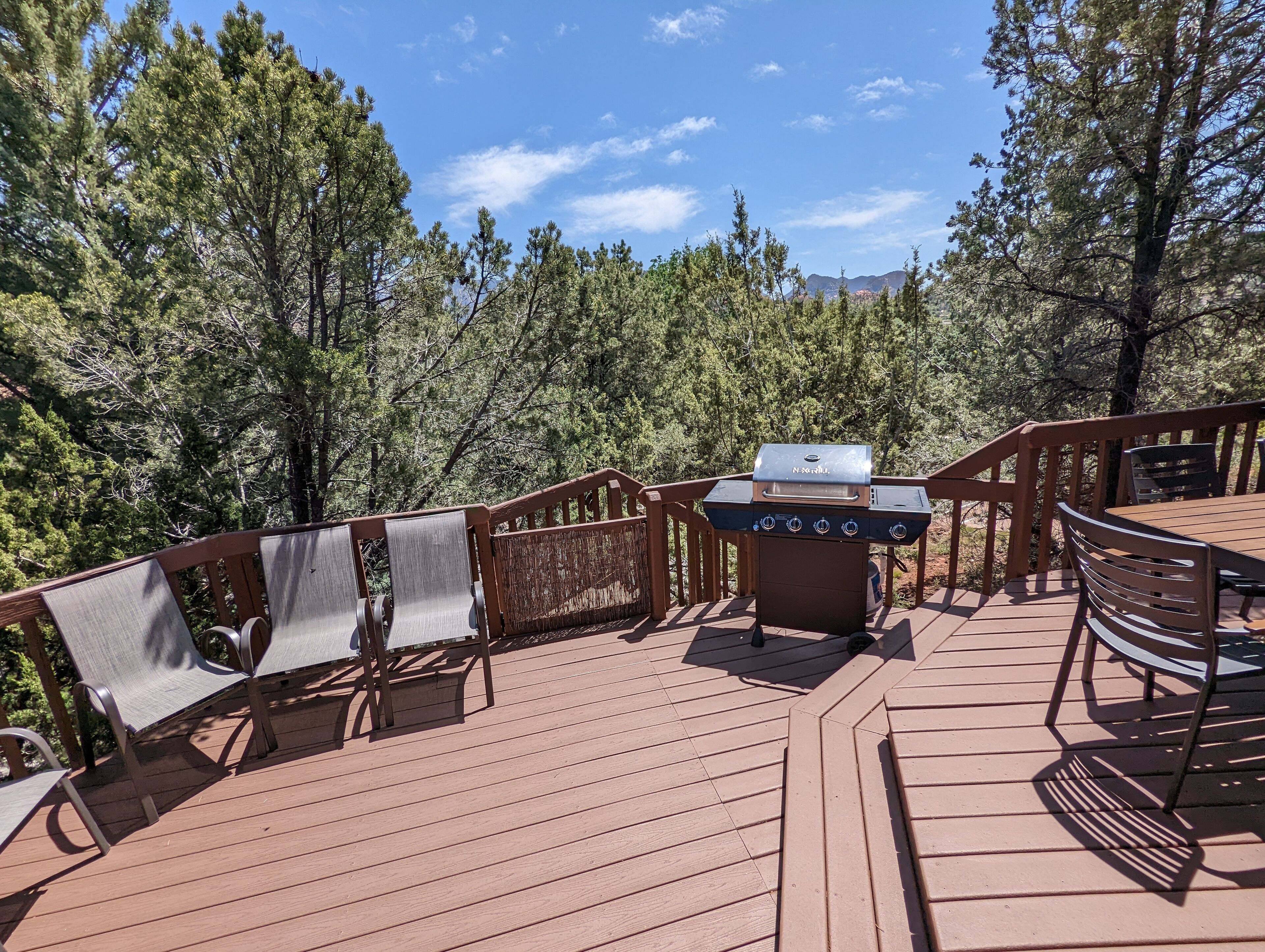 Sedona Getaway - VIEWS, Deck, Game Room/Basement, Kg Beds, Nearby Hiking, BBQ