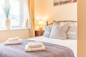 3 bedrooms, iron/ironing board, free WiFi, bed sheets - Sleeps 6 guests in 3 bedrooms (Ulverston)