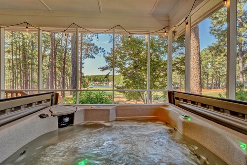 Luxury Golf Simulator, Golden Tee, Shuffleboard, Hot Tub and Stunning Views!