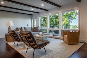 Télévision, cheminée, livres