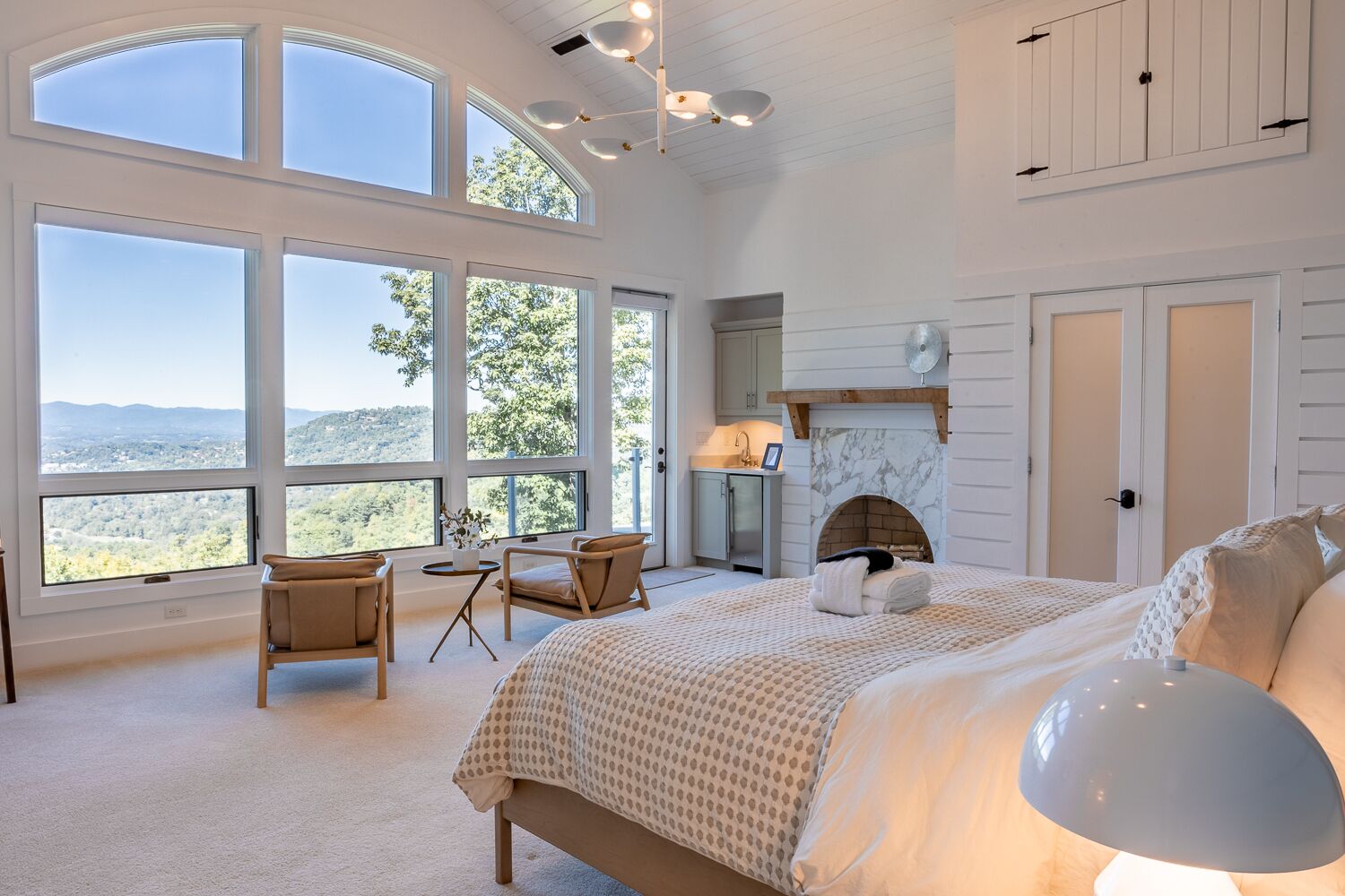 5 bedrooms, iron/ironing board, WiFi, bed sheets