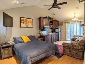 WiFi, bed sheets - Hi Spot Studio with shared beach on Winnipesaukee! (Laconia)