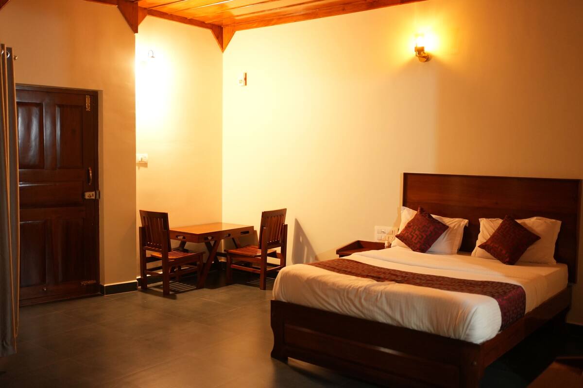Une chambre à coucher avec un lit en bois, un bureau et une chaise.