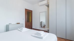 A hotel room with a bed, a dresser, a mirror, and a wardrobe. - Il Borgo Apartments A3 - Sv-d600-bove3c1a (Finale Ligure)