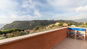 A balcony with a view of a coastal town and mountains. - Il Borgo Apartments A3 - Sv-d600-bove3c1a (Finale Ligure)