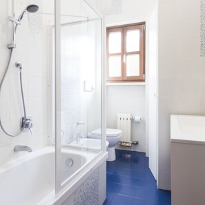 4 habitaciones, tabla de planchar con plancha y wifi 