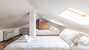 A bedroom with a skylight, a bed, a wardrobe, and a radiator. - Il Borgo Apartments C4 - Sv-d600-navi44d1c (Finale Ligure)