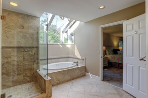 Badewanne, Haartrockner, Handtücher