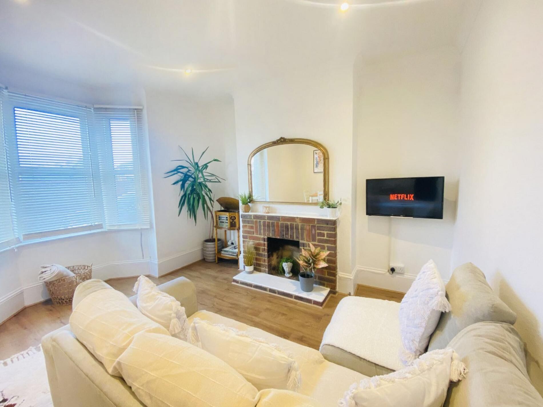 Apartment (2 Bedrooms) | Living room