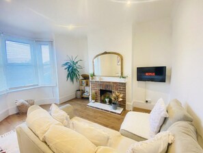 Apartment (2 Bedrooms) | Living room