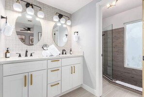 Bathtub, hair dryer - Corrine Family Oasis|Pool|Putt Grn.|BigToy (Scottsdale)
