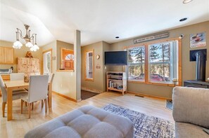 TV, fireplace, stereo