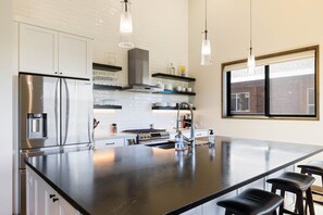 Køleskab, mikrobølgeovn, ovn, kogeplade