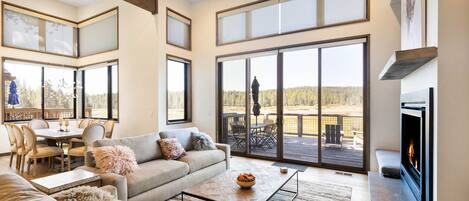 Televisión, chimenea y monitor de computadora