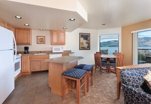 Private kitchen - Lake Chelan Shores Summer 2024! Great resort, fantasic deals, nice! (Chelan)