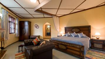 客房内保险箱、办公桌、免费 WiFi、床单