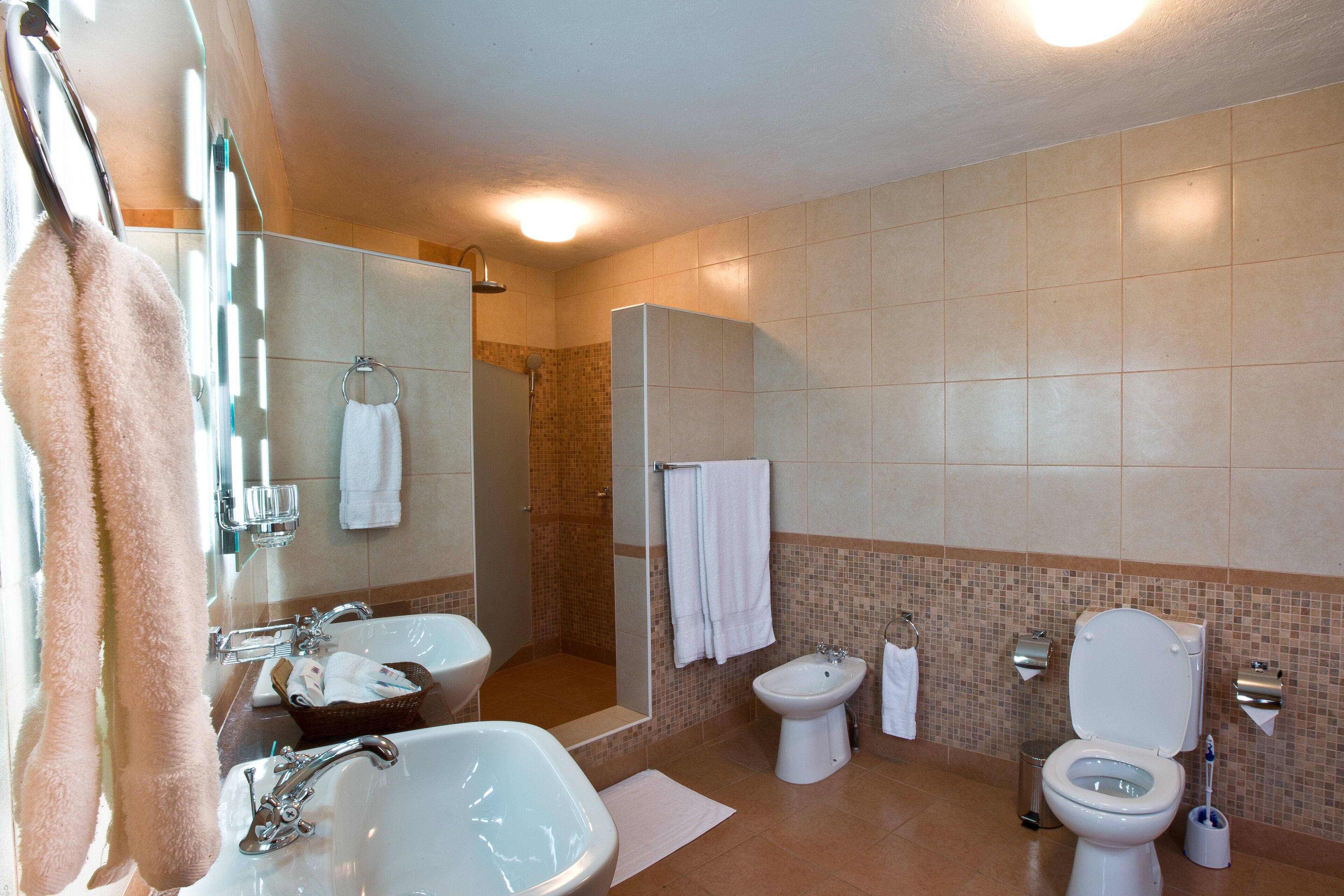Une salle de bain équipée d’une baignoire, d’un lavabo, de toilettes et d’une douche.