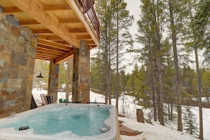 House, Multiple Bedrooms | Outdoor spa tub