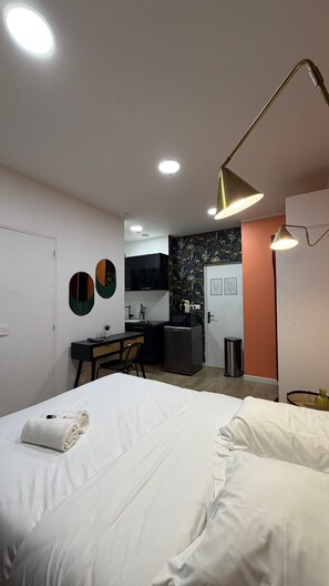 1 habitación, tabla de planchar con plancha, wifi y ropa de cama 