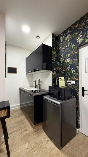 Réfrigérateur, four à micro-ondes, surface de cuisson, cafetière-théière