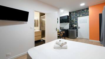 Tabla de planchar con plancha, wifi y ropa de cama
