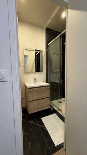 Douche, douche cascade, séchoir à cheveux, serviettes fournies