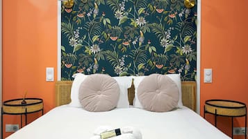 Tabla de planchar con plancha, wifi y ropa de cama