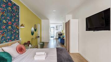 Een bureau, wifi, beddengoed