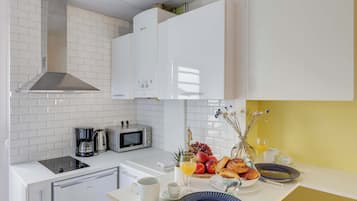 Réfrigérateur, micro-ondes, plaque de cuisson, cafetiÚre/bouilloire