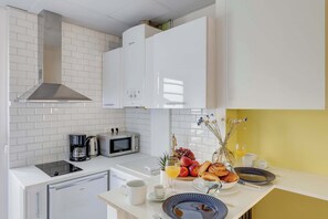 Kühlschrank, Mikrowelle, Herdplatte, Wasserkocher mit Kaffee-/Teezubehör