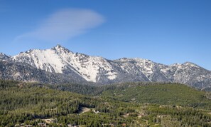 Un paysage montagneux sous un ciel dégagé.