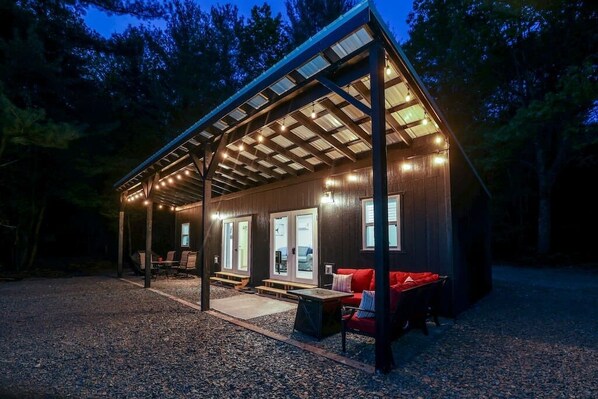 Terrace/patio - Cabin Escape • Swimmable Pond • WiFi • Pets OK (Nassau)