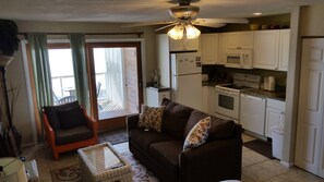 平板电视、DVD 播放器