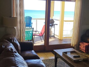 平板电视、DVD 播放器