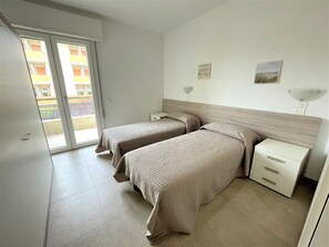 2 bedrooms, bed sheets - Condominio Albatros three-room renovated apartment Bibione Spiaggia (Bibione)