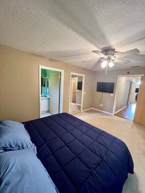 3 habitaciones, tabla de planchar con plancha, internet y ropa de cama