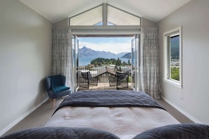 4 bedrooms, iron/ironing board, WiFi, bed sheets - Villa Ranui | Hot Tub- Free Parking - Lake Views (Queenstown)