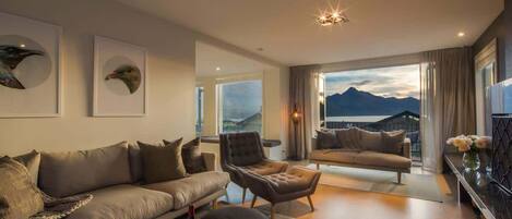 Televisión, chimenea, libros y oficina