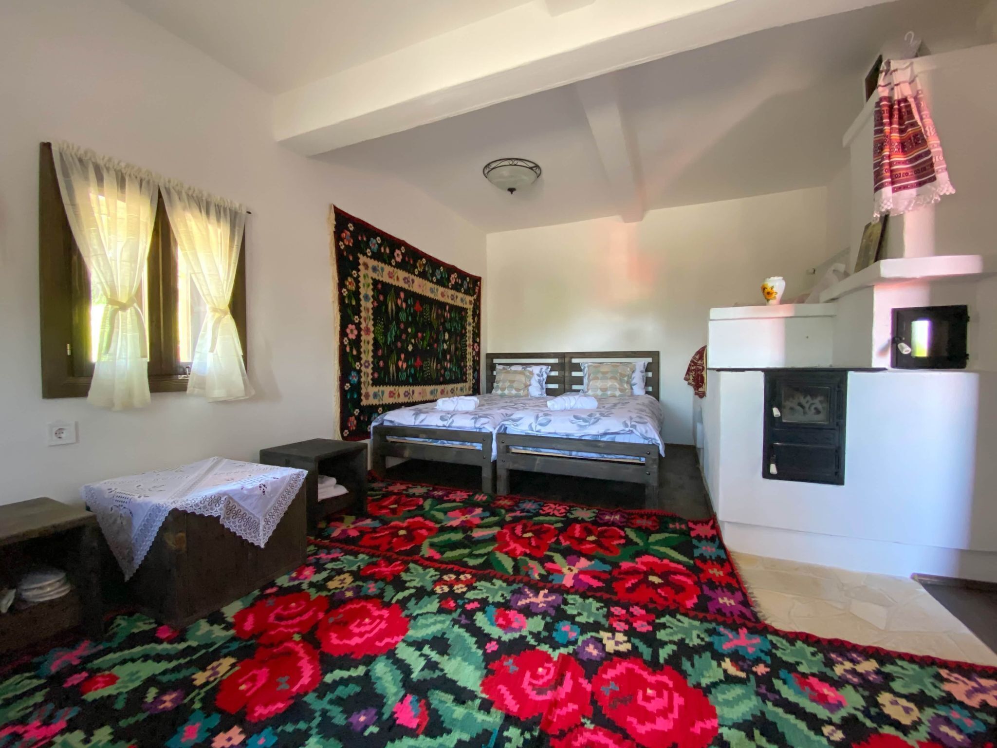 Decoración personalizada, muebles diferentes y ropa de cama 