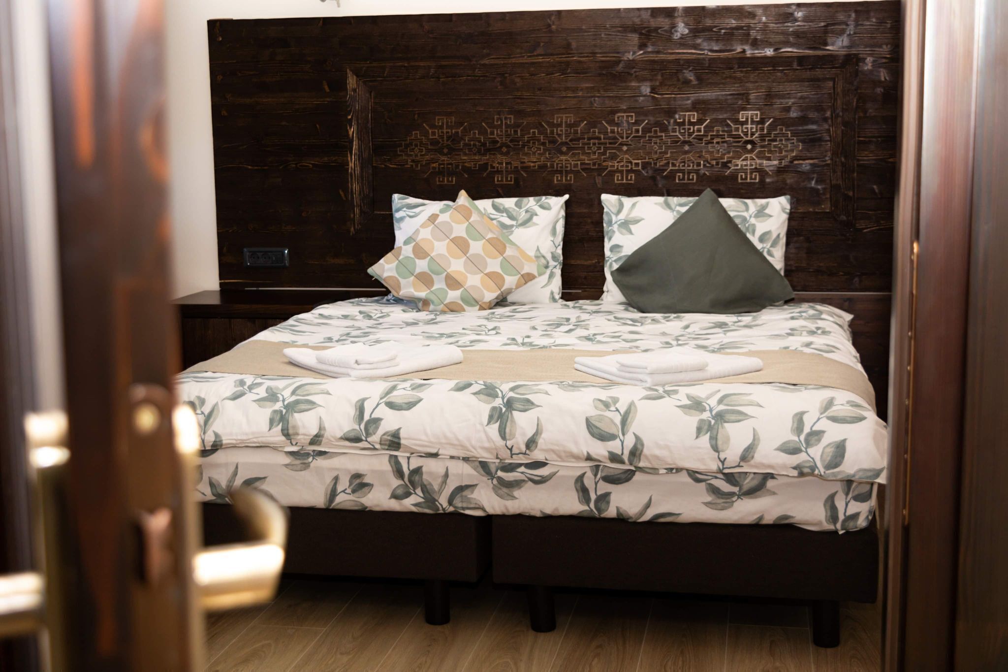 Decoración personalizada, muebles diferentes y ropa de cama 