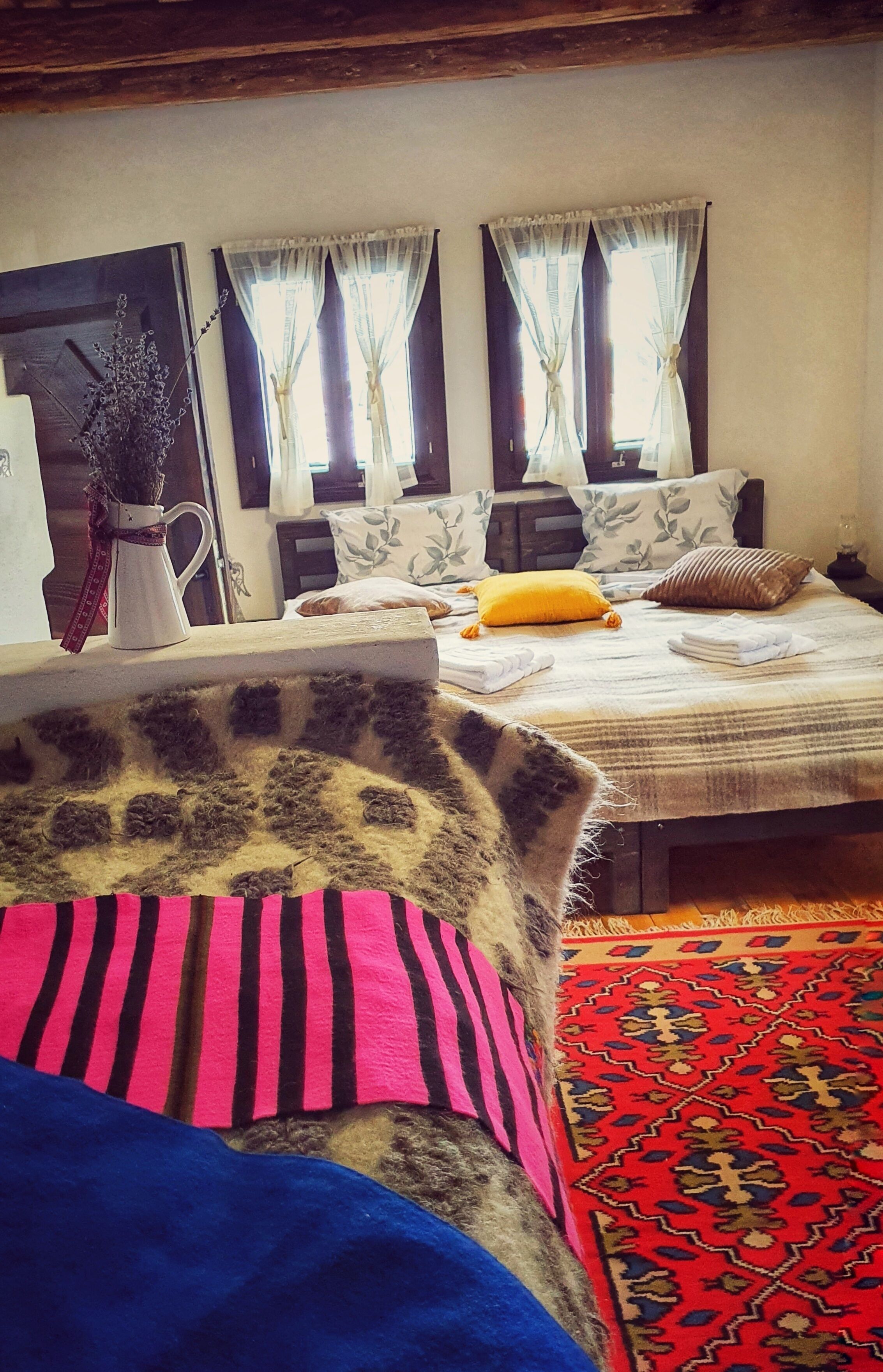 Decoración personalizada, muebles diferentes y ropa de cama 