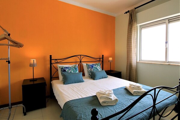 1 habitación, tabla de planchar con plancha, wifi gratis y ropa de cama