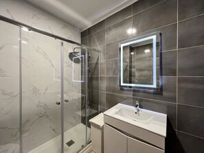 Badewanne, Haartrockner, Handtücher