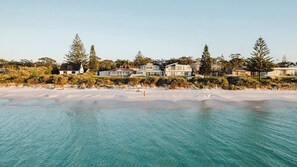 Accommodatie ligt op het strand, strandlakens