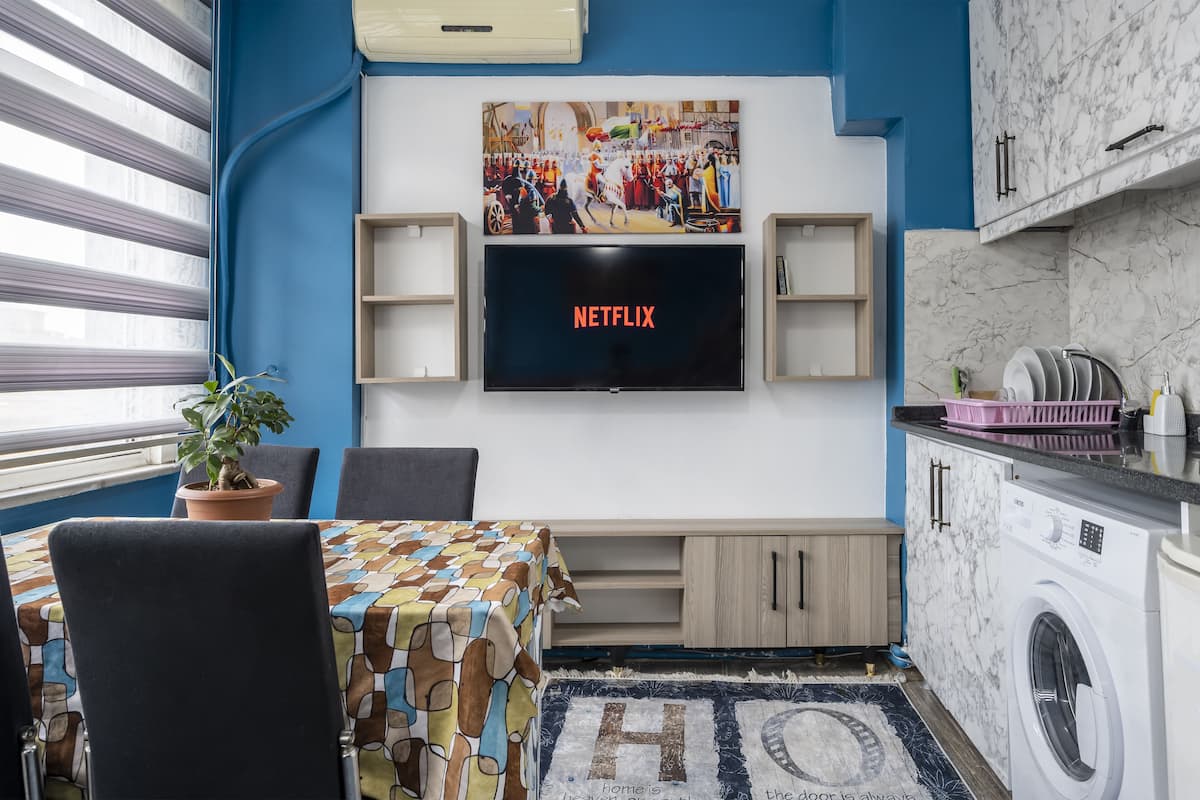 QUEEN DELUX | Area soggiorno | Smart TV 109 pollici con canali via cavo, TV, Netflix