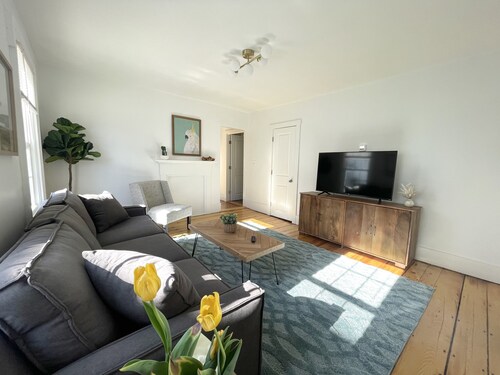 Classic New England 1st Floor 3 BR Downtown Brunswick
