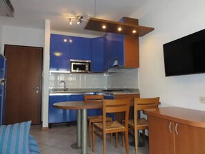 Refrigerador, microondas, parrilla de estufa y lavavajillas 