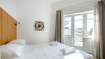 2 bedrooms, in-room safe, desk, iron/ironing board